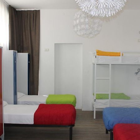 Lake Garda Beach Hostel Padenghe sul Garda Bagian luar foto