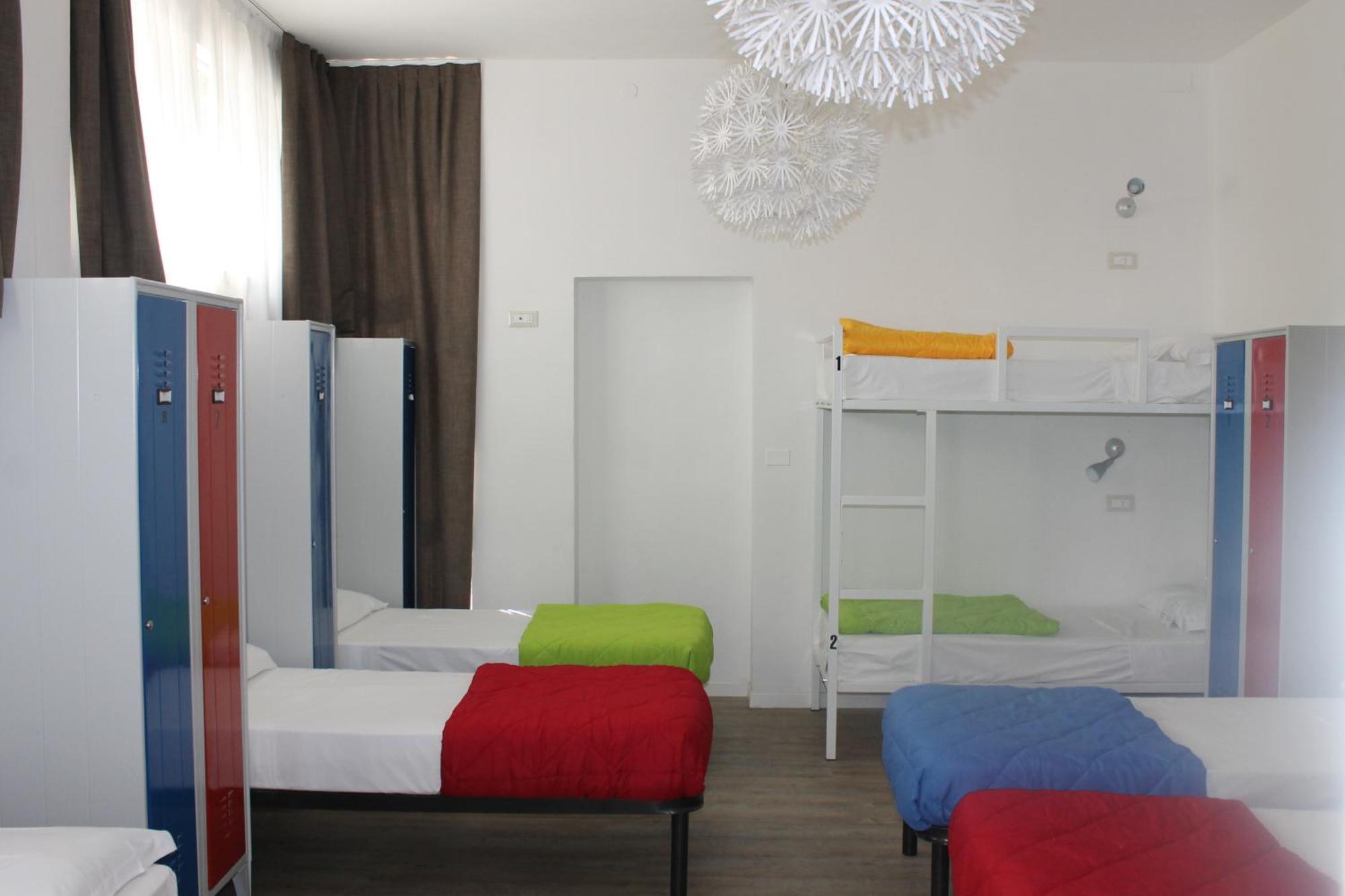 Lake Garda Beach Hostel Padenghe sul Garda Bagian luar foto