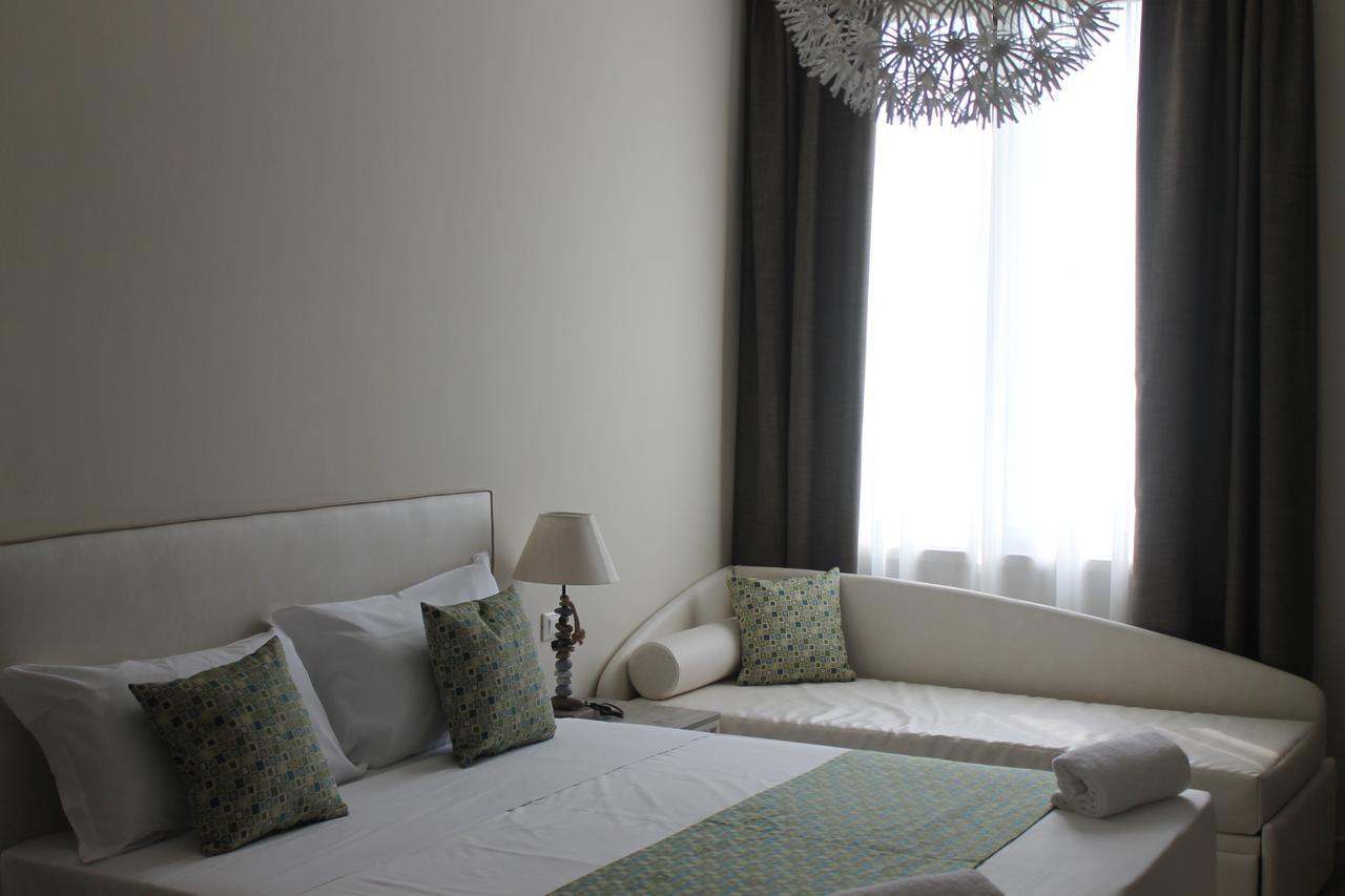 Lake Garda Beach Hostel Padenghe sul Garda Bagian luar foto