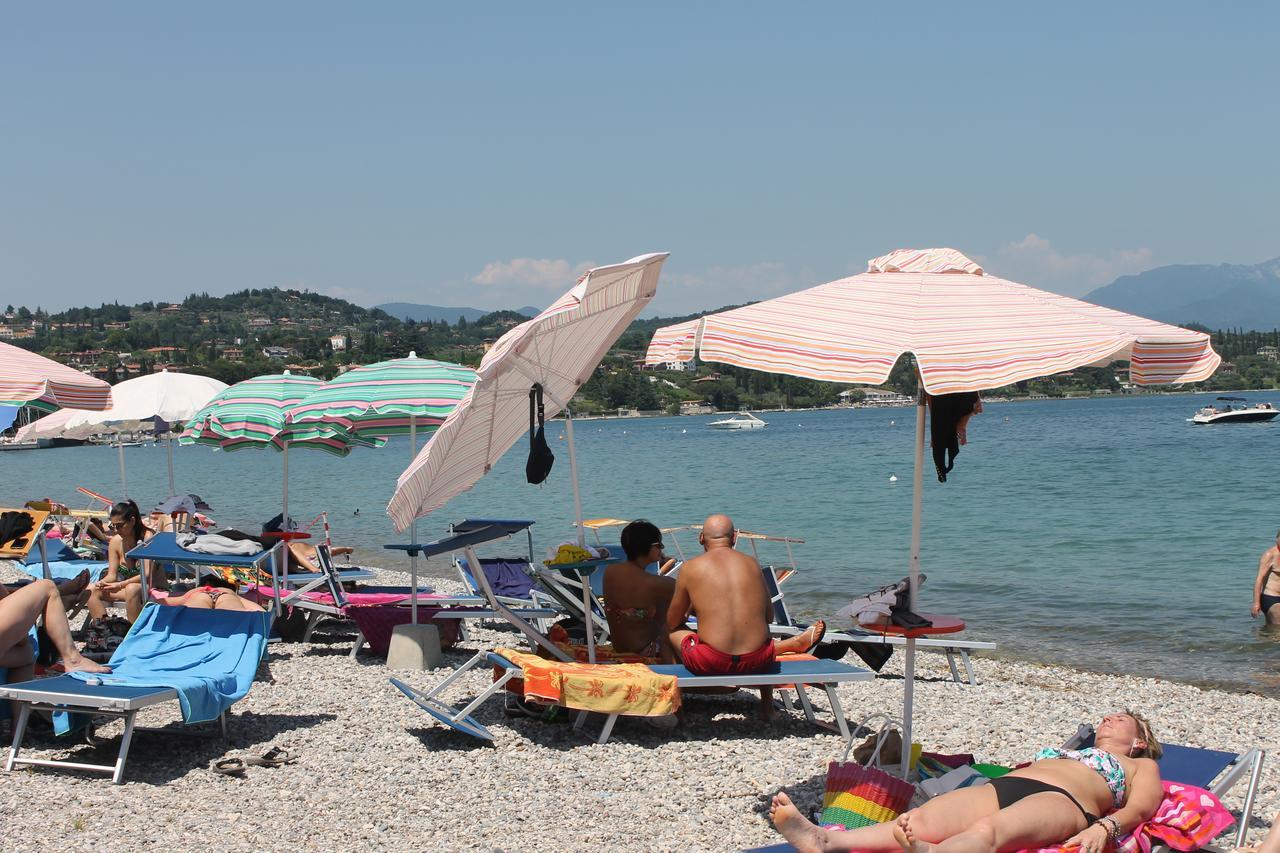 Lake Garda Beach Hostel Padenghe sul Garda Bagian luar foto