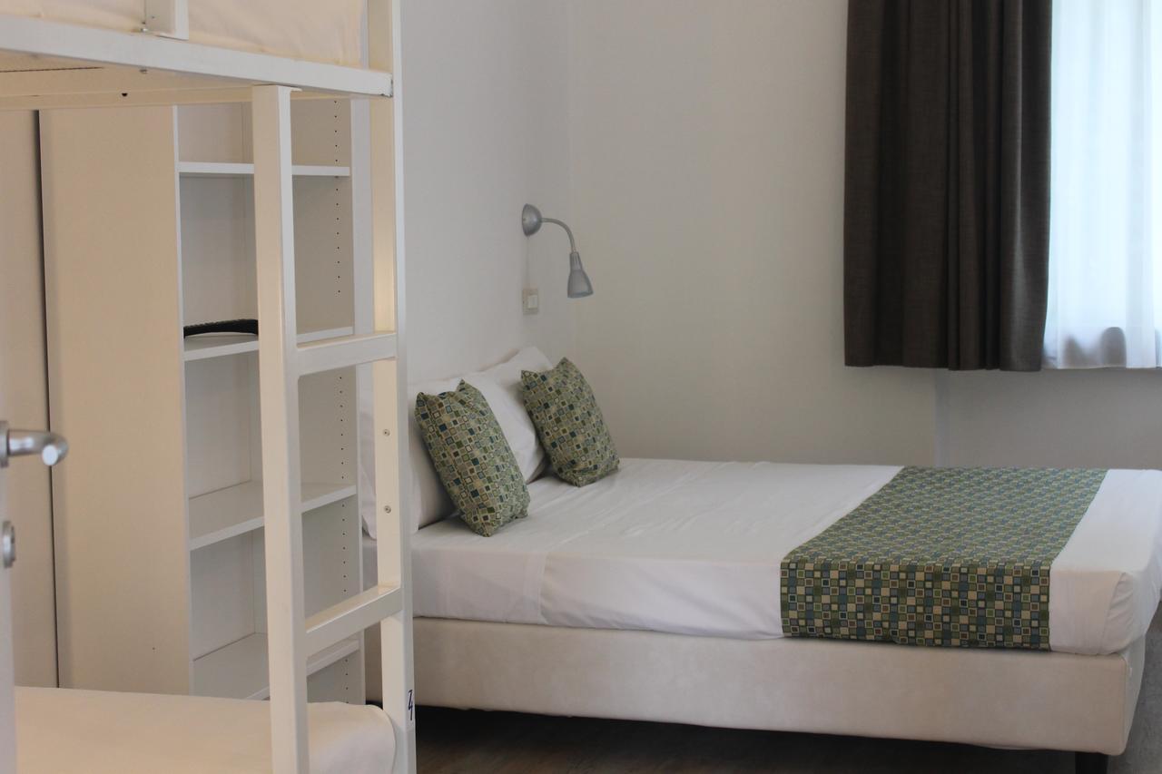Lake Garda Beach Hostel Padenghe sul Garda Bagian luar foto