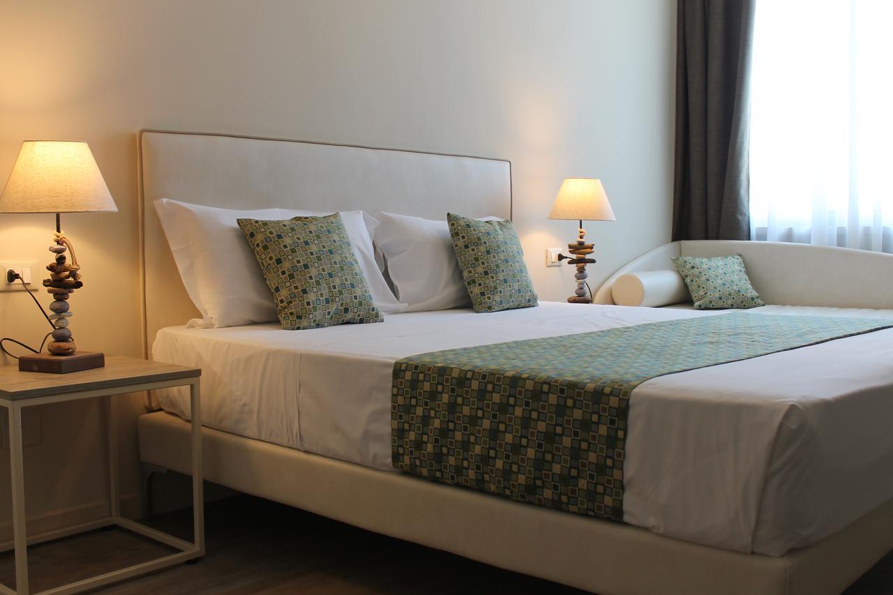 Lake Garda Beach Hostel Padenghe sul Garda Bagian luar foto