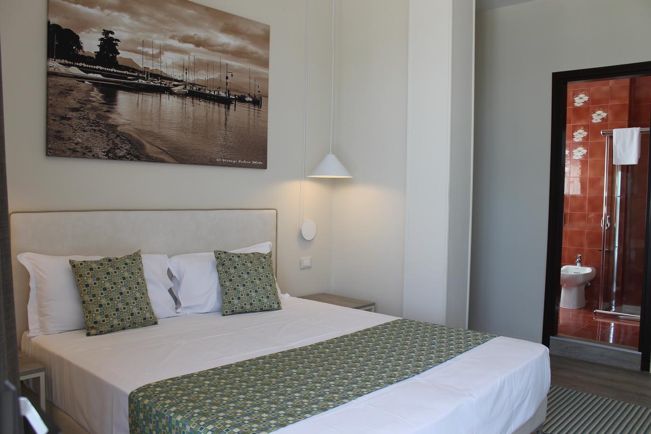 Lake Garda Beach Hostel Padenghe sul Garda Bagian luar foto