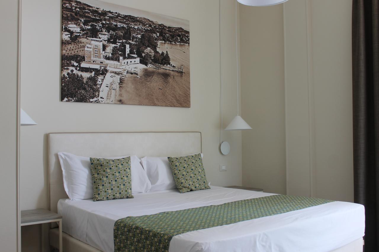 Lake Garda Beach Hostel Padenghe sul Garda Bagian luar foto