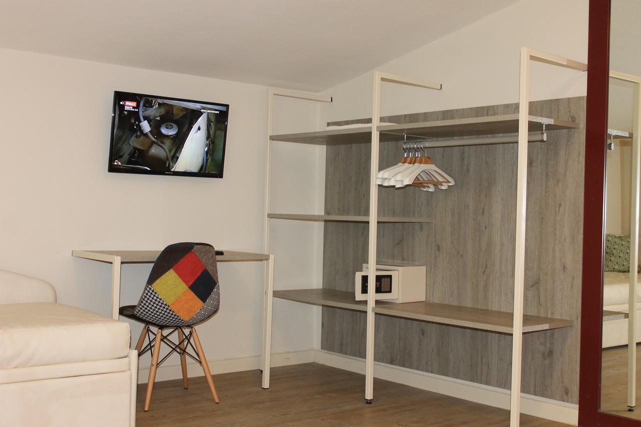 Lake Garda Beach Hostel Padenghe sul Garda Bagian luar foto