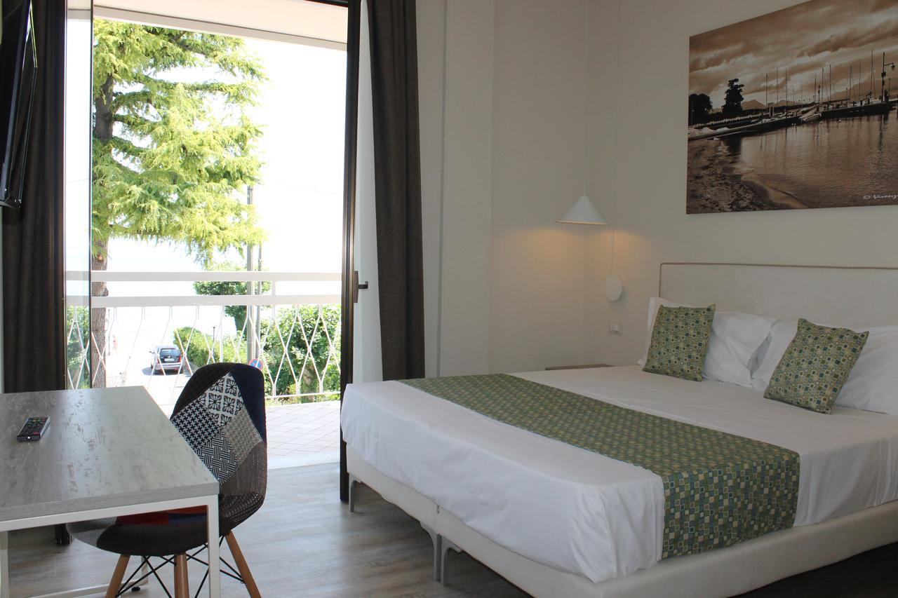 Lake Garda Beach Hostel Padenghe sul Garda Bagian luar foto