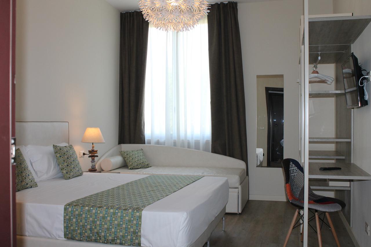 Lake Garda Beach Hostel Padenghe sul Garda Bagian luar foto