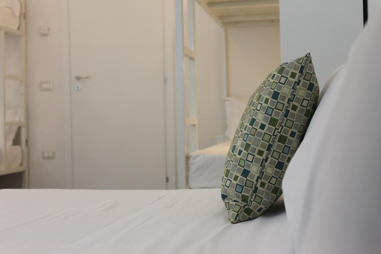 Lake Garda Beach Hostel Padenghe sul Garda Bagian luar foto