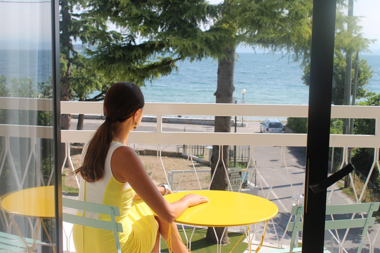 Lake Garda Beach Hostel Padenghe sul Garda Bagian luar foto