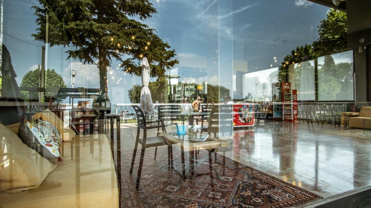 Lake Garda Beach Hostel Padenghe sul Garda Bagian luar foto
